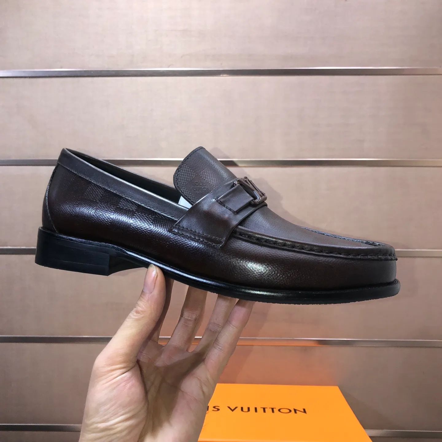 Men's men's shoes💰540💰[LV] (original single cowhide lining)🍀LV's latest genuine leather business suit shoes are available on the official website at the same time. The first-layer cowhide imported from Italy is made of heavy gold, and the official website has a 1:1 rubber outsole. Versatile to wear, high-end without losing class, and the color combination is extraordinary. This four-season style is alluring when worn on your feet, showing off your big-name flair. Standard code 38-45 (45 customized)